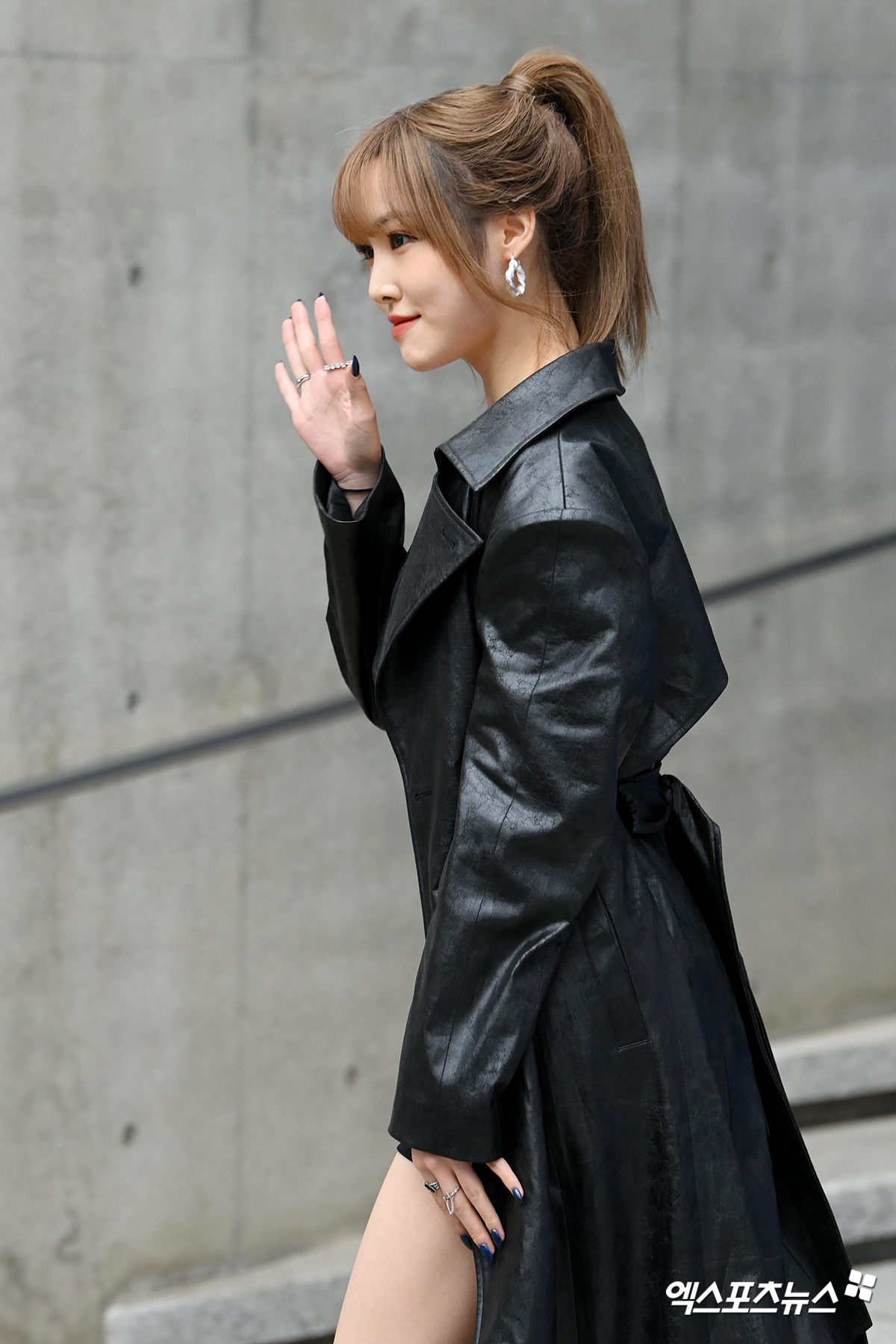 유주 wearing PB030E